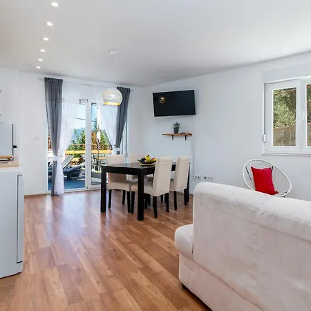 Lotus Апартаменти *