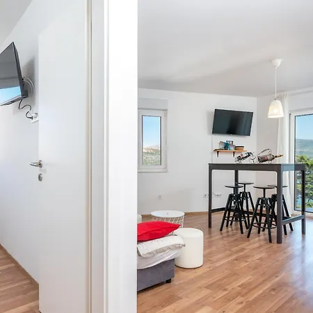 Lotus * Трогір