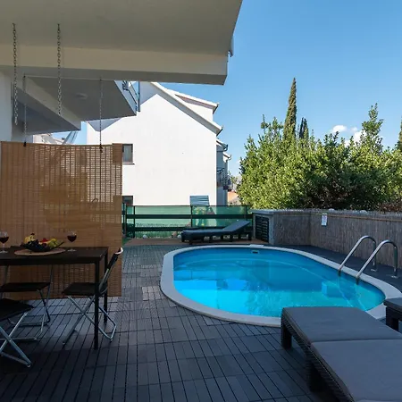 Lotus Daire Trogir